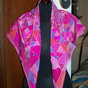 Square, handpainted silkscarf with abstract pattern in rosé, pink and purple, painting on silk