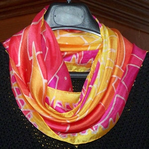 Foulard en soie, jaune, orange, rose, violet, Inner Light, peinture sur soie pour elle, unique en environ 90 x 90 cm image 1