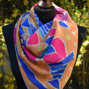 Foulard en soie, bleu, jaune, rose, orange, peint à la main avec motif image 3