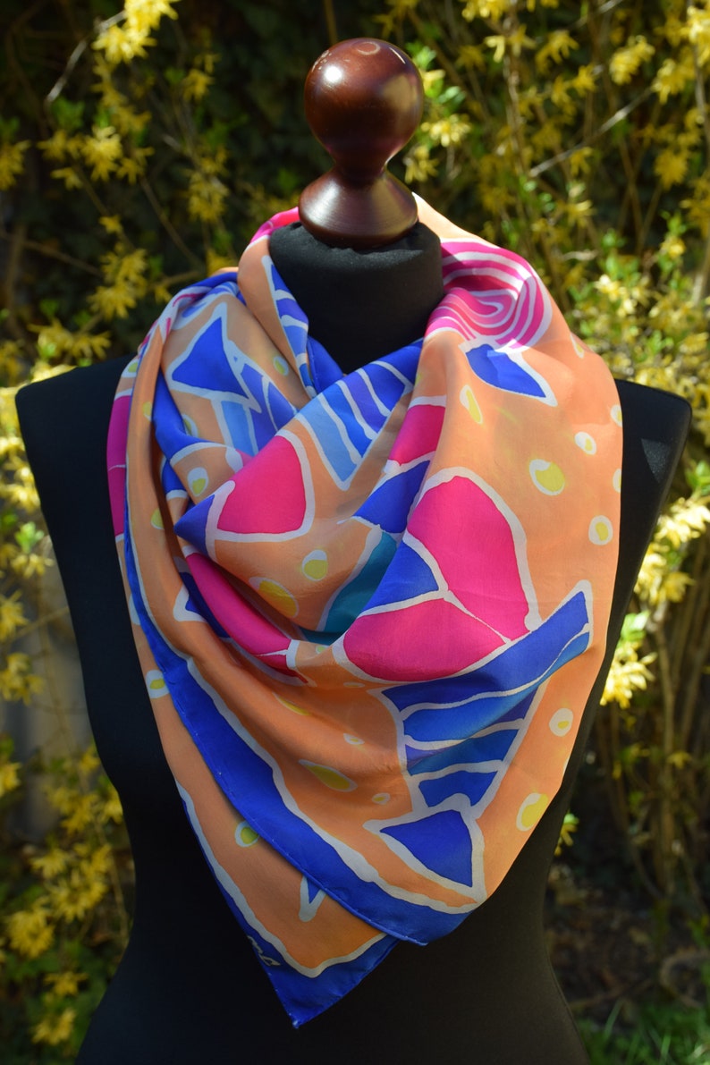 Foulard en soie, bleu, jaune, rose, orange, peint à la main avec motif image 3