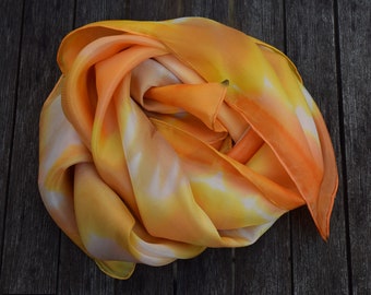 Foulard carré en soie, tons blanc, jaune, orange