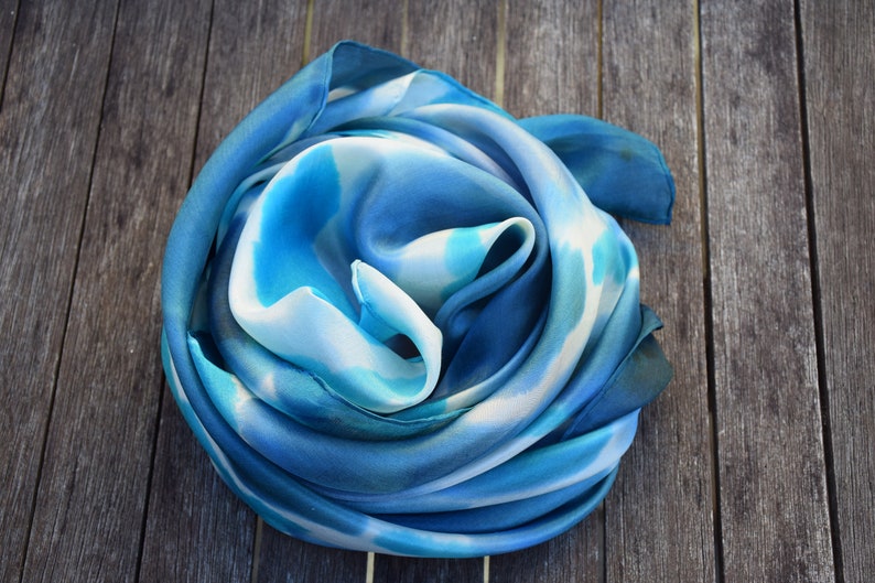 Foulard carré en soie turquoise, gris bleu, blanc image 3