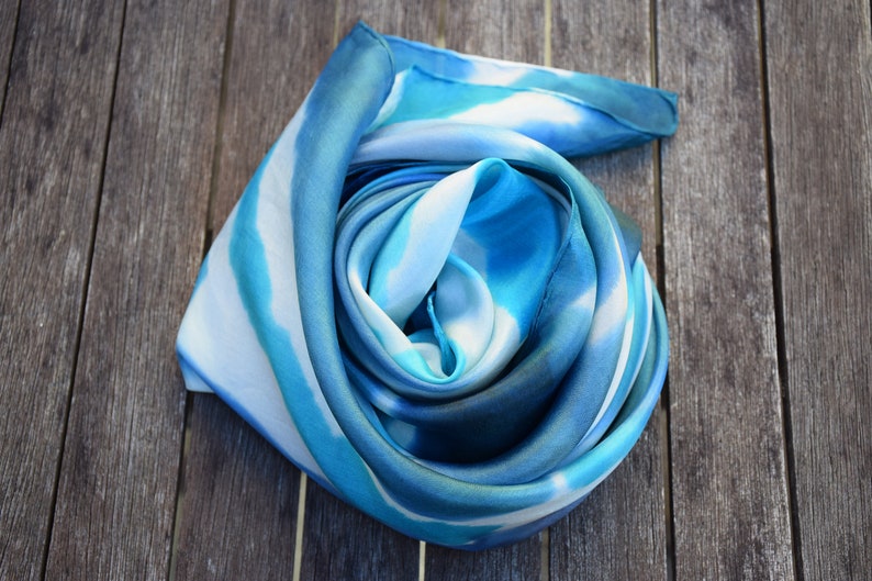 Foulard carré en soie turquoise, gris bleu, blanc image 1