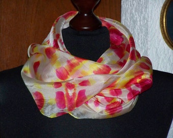 Foulard en soie, rouge, blanc, jaune, technique shibori, peinture sur soie pour femme