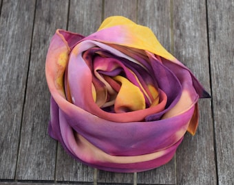 Foulard en soie dans les tons de crêpe georgette violet, beige et marron