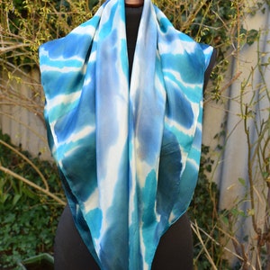 Foulard carré en soie turquoise, gris bleu, blanc image 2