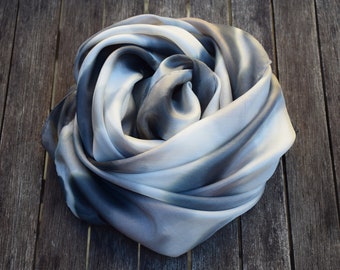 Foulard carré en soie gris, blanc, fait main