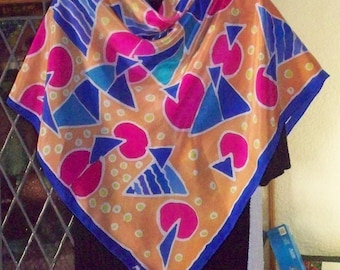 Foulard en soie, bleu, jaune, rose, orange, peint à la main avec motif