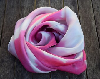 Foulard carré en soie peint à la main, tons blanc et rose en 90 x 90 cm