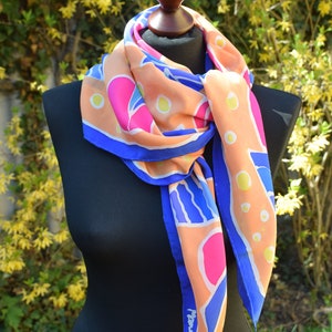 Foulard en soie, bleu, jaune, rose, orange, peint à la main avec motif image 4