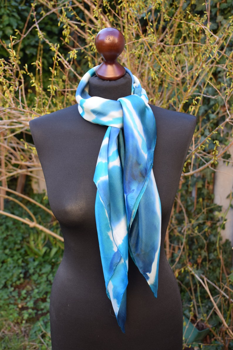 Foulard carré en soie turquoise, gris bleu, blanc image 6