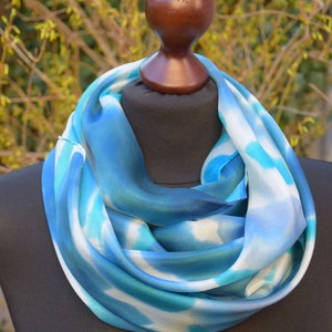 Foulard carré en soie turquoise, gris bleu, blanc image 7