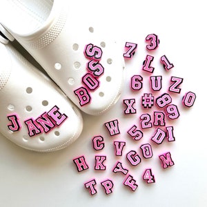 Rosa Buchstaben | Buchstaben und Zahlen Charm | Buchstaben Clog Charms | Rosa und weiße Buchstaben Schuhanhänger | Stifts-Buchstaben-Charme