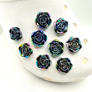 Dijes de zuecos con rosa de derrame de petróleo / Dijes de zapatos con rosa / Dijes de zapatos con rosa 3D / Dije de flor iridiscente / Dije de rosa negra / Ideas de regalo únicas