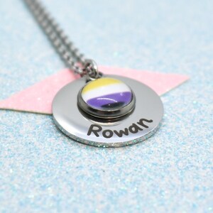 Kenmerkende niet-binaire ketting, personaliseren met een naam, perfect voor Pride-evenementen, LGBT Pride, LGBT-bewustzijn, niet-binair, niet-binaire vlag