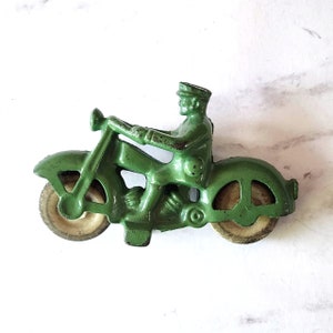 Vintage Hubley Motorcycle w Rider Cast Metal Rubber Wheels