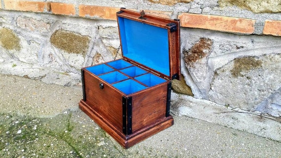 Box mit Schloss, Truhe mit herausnehmbarem Tablett aus antikem Holz und Eisen
