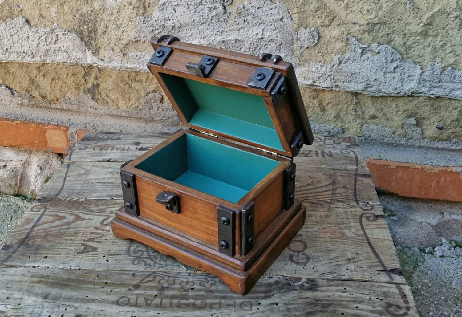 Antico cofanetto in legno con coperchio incernierato, fronte decorato a