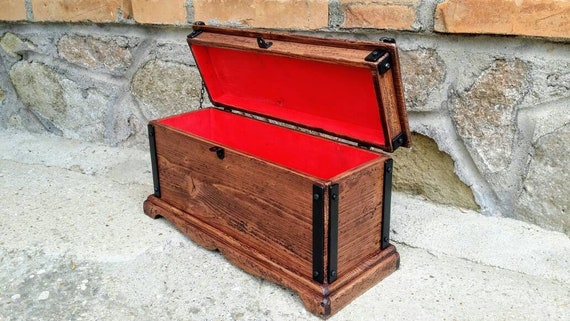 Baule artigianale costruito a mano in Italia con legno antico rigenerato e ferro , scatola dei ricordi , portagioielli made in Italy