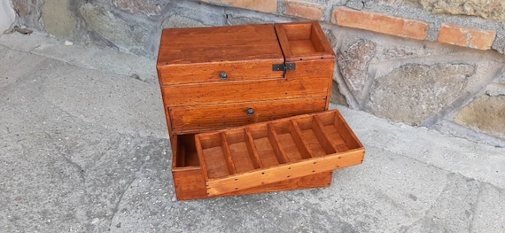Scatola portagioielli per uomo , cassettiera in legno di recupero fatta a mano in Italia , scatola con  vassoi portaoggetti  .