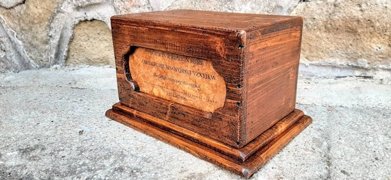 Urna cineraria in legno antico con incisione personalizzata , urna per ceneri umane o animali costruita a mano