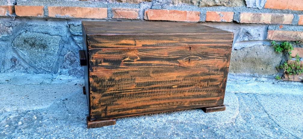 Comprar baúl de madera antiguo con lamas de forja y clavos