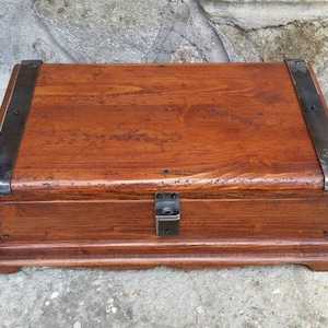 Baúl rústico de madera tipo cofre para guardar tesoros. #muebles  #mueblesvintage #baul #madera #maderareciclada #cofre #vintage…