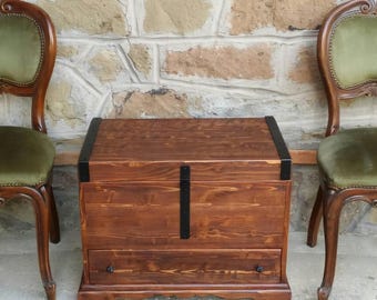 Baúl de madera recuperada y hierro hecho a mano en Italia, baúl antiguo de madera y hierro con cajón y bandeja extraíble.