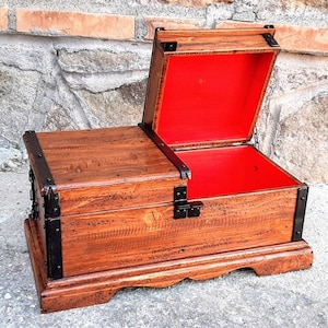 Baule rustico color noce e rosso costruito  in legno di recupero e ferro , interamente fatto a mano in Italia.