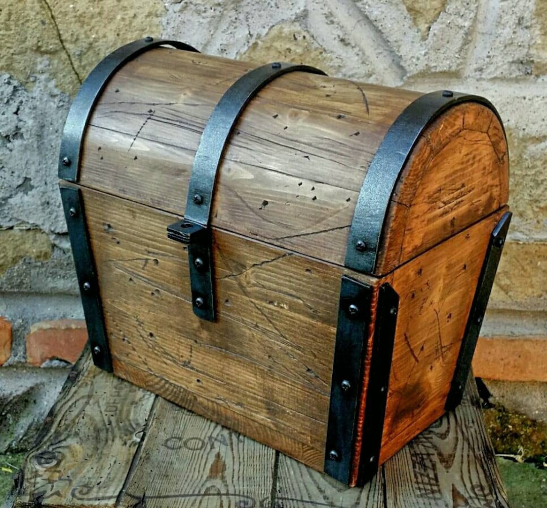 カスタムサイズの宝箱、イタリアで手作りされた木製と鉄製の箱