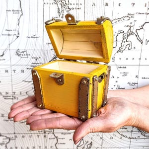 Piccolo forziere portagioielli ," Giallo ocra Oro " costruito artigianalmente in Italia , scatola  regalo per orologio o anello