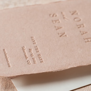 Mini Letterpress Save the Dates + Buste • Modello di biglietto di nozze semi-personalizzato • Goffratura boho moderna • Carta fatta a mano • Elegante • Minimale