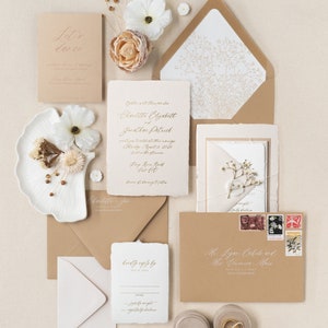 Goldfolie Hochzeitseinladungen / Muster / Wachssiegel-Stempel, elegante handgeschöpfte Papiereinladungen, formelle Einladung, Büttenrand, Kalligraphie
