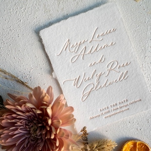 Calligrafia moderna Save the Dates + Buste • Carta fatta a mano, Stampa tipografica, Eleganti biglietti Save the Date, Modello Save the Date corsivo