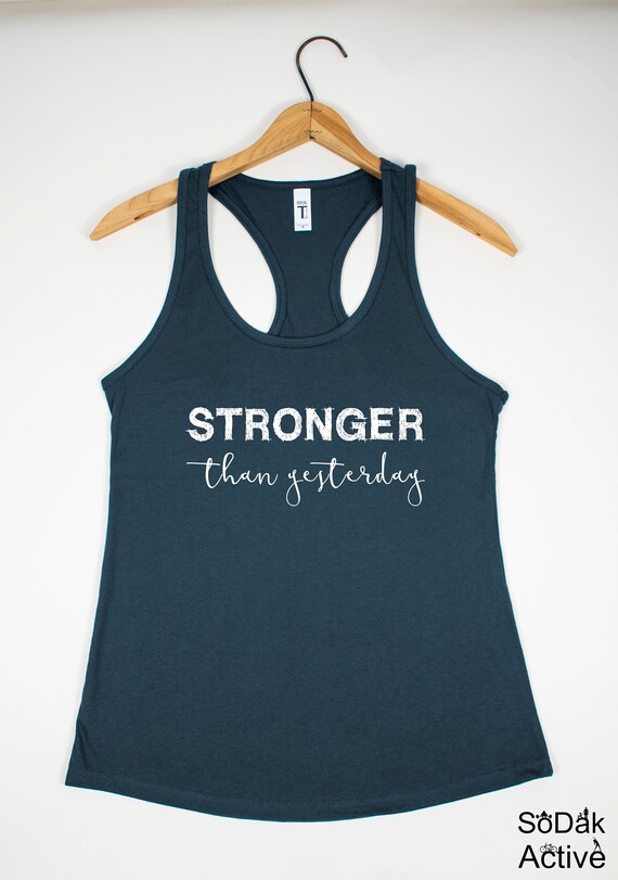 Camiseta de entrenamiento para mujer más fuerte que ayer, regalo  motivacional para ella, camiseta de mujer fuerte, ropa de fitness para  gimnasio -  México