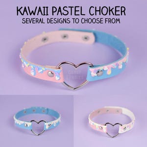Könnte beinhalten: Ein Halsband mit einem silberfarbenen herzförmigen Mittelring und pastellfarbenen Bändern mit dekorativen, glasurartigen Akzenten und Metalldruckknöpfen. Der Text KAWAII PASTEL CHOKER SEVERAL DESIGNS TO CHOOSE FROM ist über den Artikeln zu sehen.