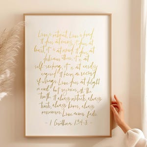 Christelijk geloof bijbelvers bruiloft print - liefde is geduldig goud christelijke kunst - 1 Korintiërs 13:4-8 - valentijnscadeau - milieuvriendelijk