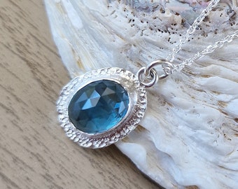 Collar rústico de plata de ley con topacio azul londinense y talla rosa.