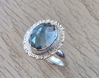 Anillo rústico London Blue Topaz / Plata de ley / Corte rosa / UK Size M/