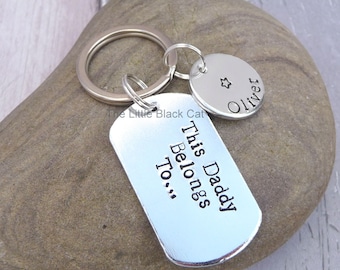 Ce papa appartient à, Daddy Keyring, Daddy Keychain, Personalized Keyring, Dog Tag Keyring, Childrens Name, Gift For Him, Mens Present, Dad