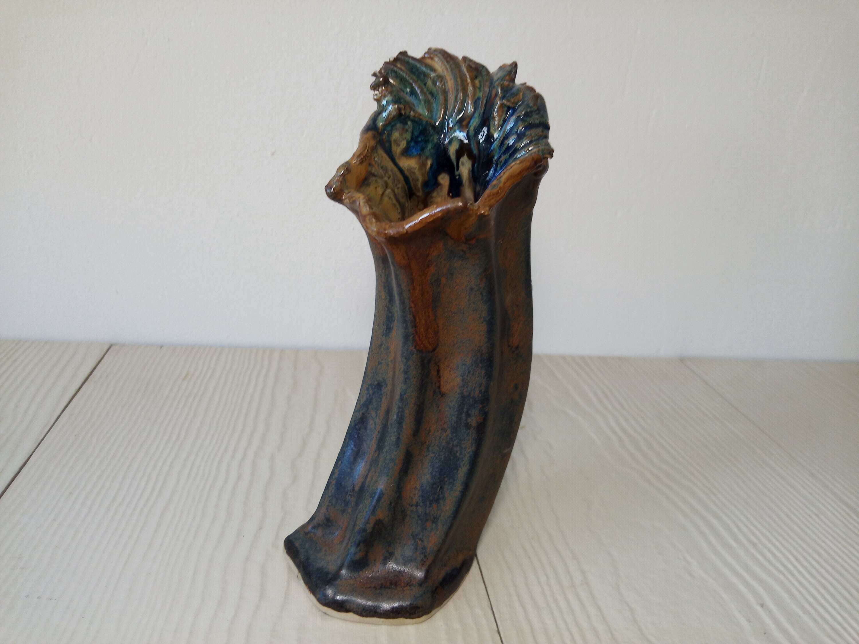 Vase en Grès Marron, Vase Ikebana, Incliné, Effet Plissé sur Le Haut Fait Main