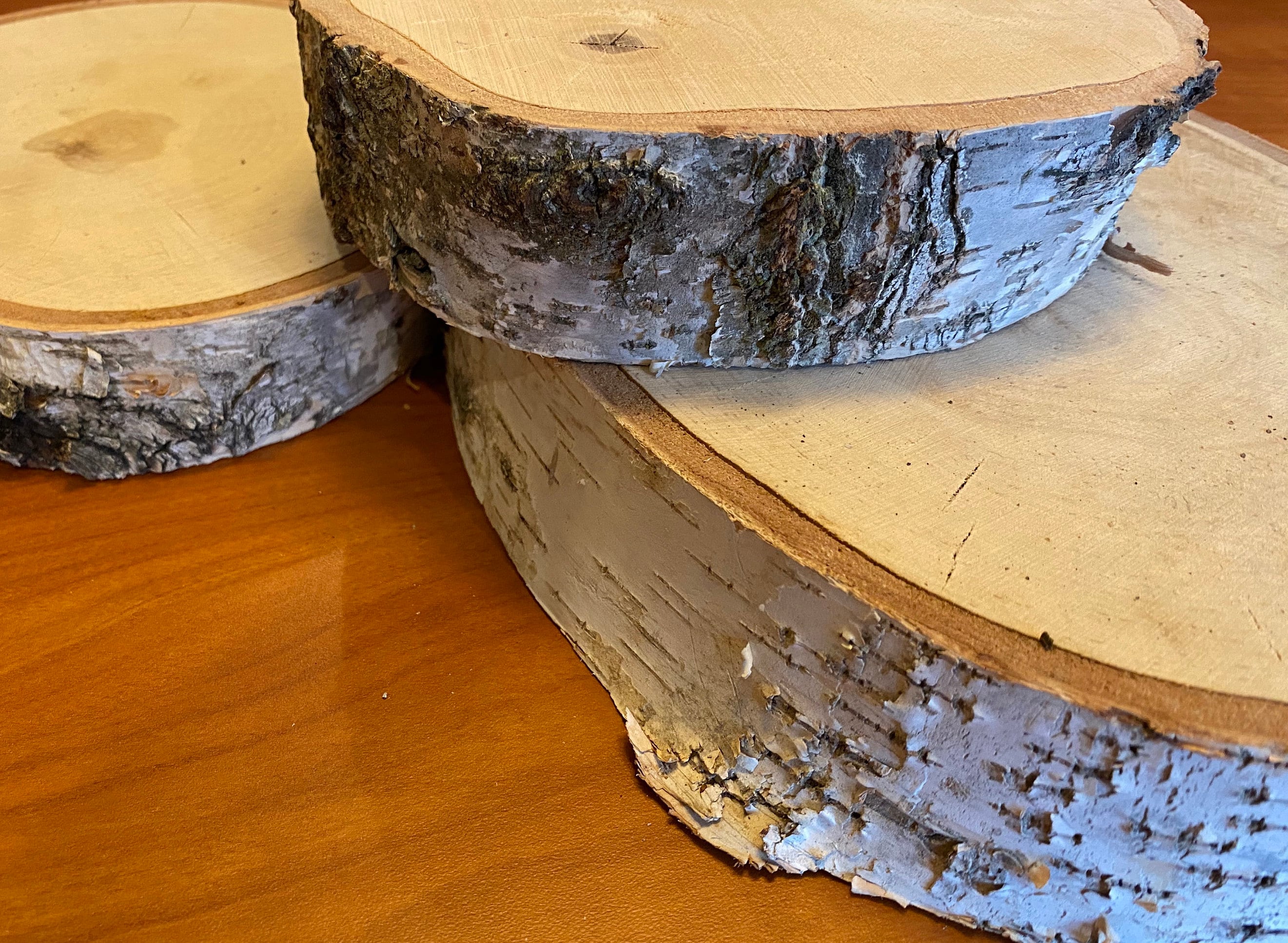 Hanobe Wood Slices for Centerpieces: Set of 3 Round Wood Plates Unfinished  Rustic Wooden Cake Stands with Bark 28cm Live Edge Wood Slab for Wedding