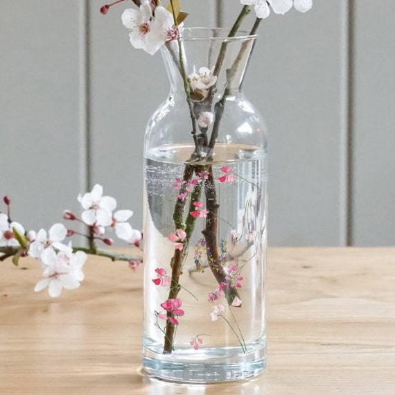 Florero de vidrio con tallo de flor de nacimiento -  España