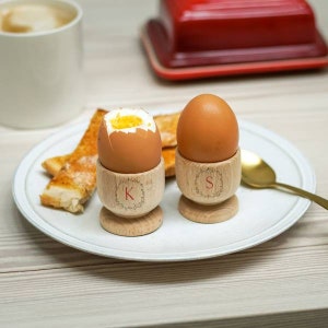 Tasses à œufs en bois de couronne de cœur de couple