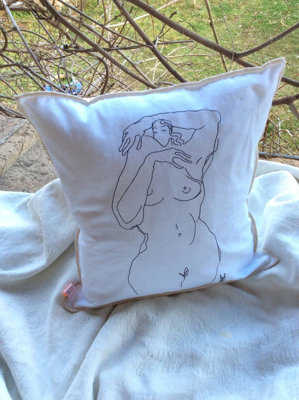 Coussin Corps de Femme Brodé