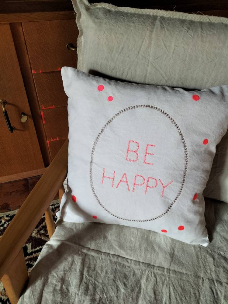 Coussin Brodé Be Happy