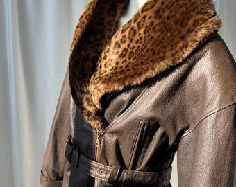 Edle Lederjacke mit abnehmbaren Geparden Kunstfell Kragen