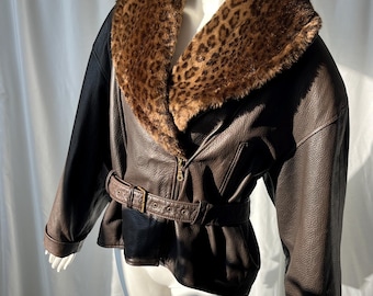 Sällsynt fynd: Vintage överdimensionerad läderbikerjacka med avtagbar leopardkrage i fuskpäls