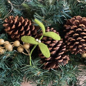 Gui feutré à l'aiguille, Décorations d'arbre de Noël, Boutonnières, Pics de fleurs, Pics de fleurs, Décoration de table, Décoration de guirlande image 2