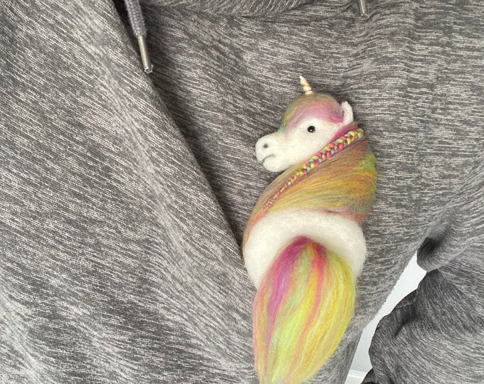 Needle Felted Horse, Handcrafted Brooch for Equestrian Enthusiasts, Custom Ornament, Wool Sculpture, Felted Horse, Clothing Accessory